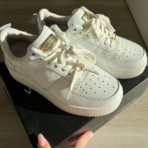 Windsor white platform sneakers size 6